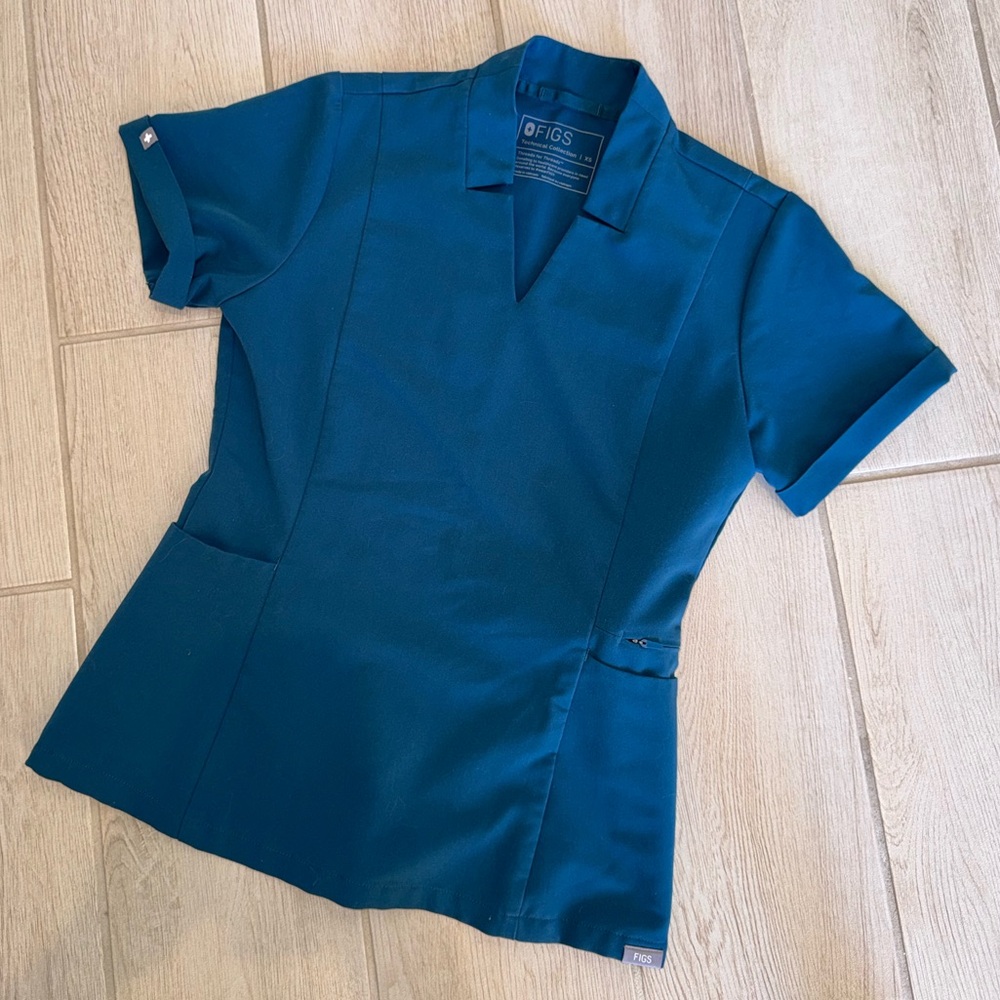 Figs scrub top